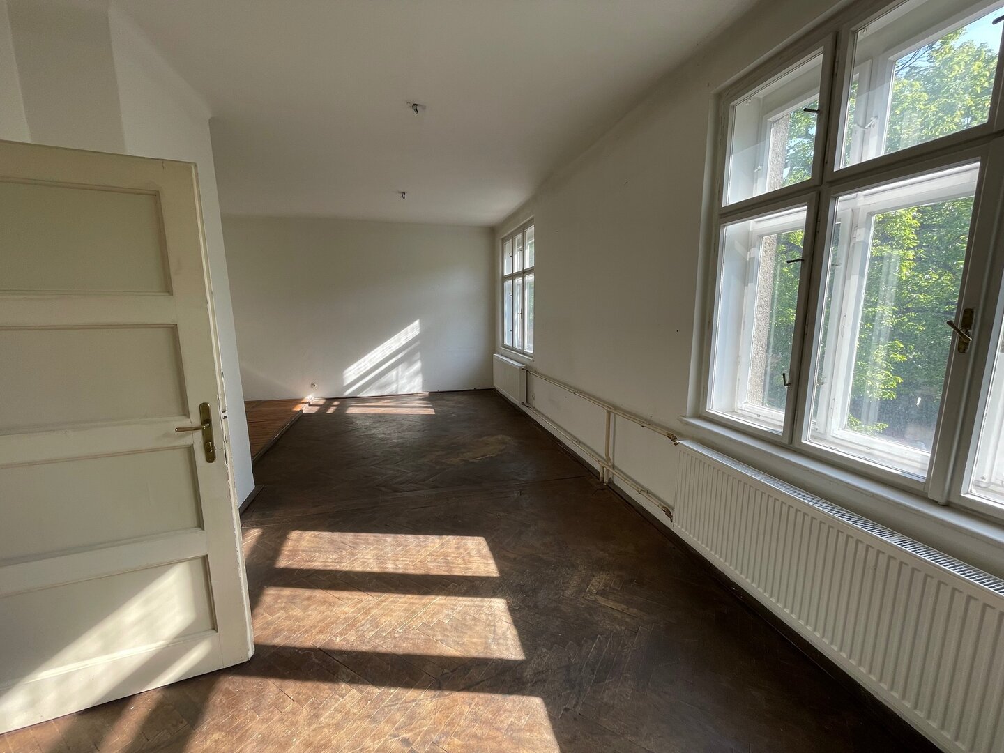 Prostorný světlý ateliér s velkými okny a parketami v budově Šestá Větev